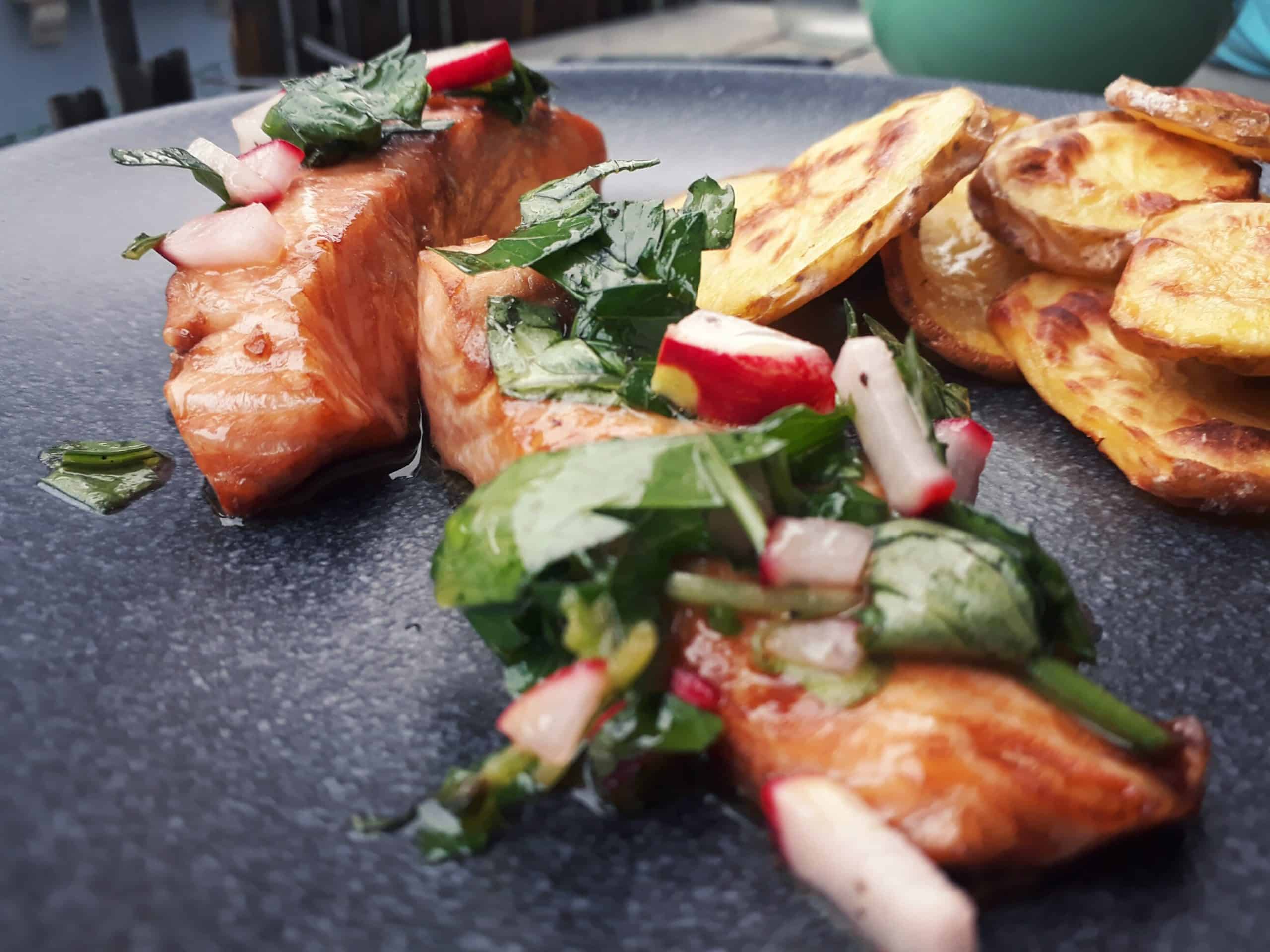 Honig-Lachs mit Sommer-Salsa und Kartoffelscheiben