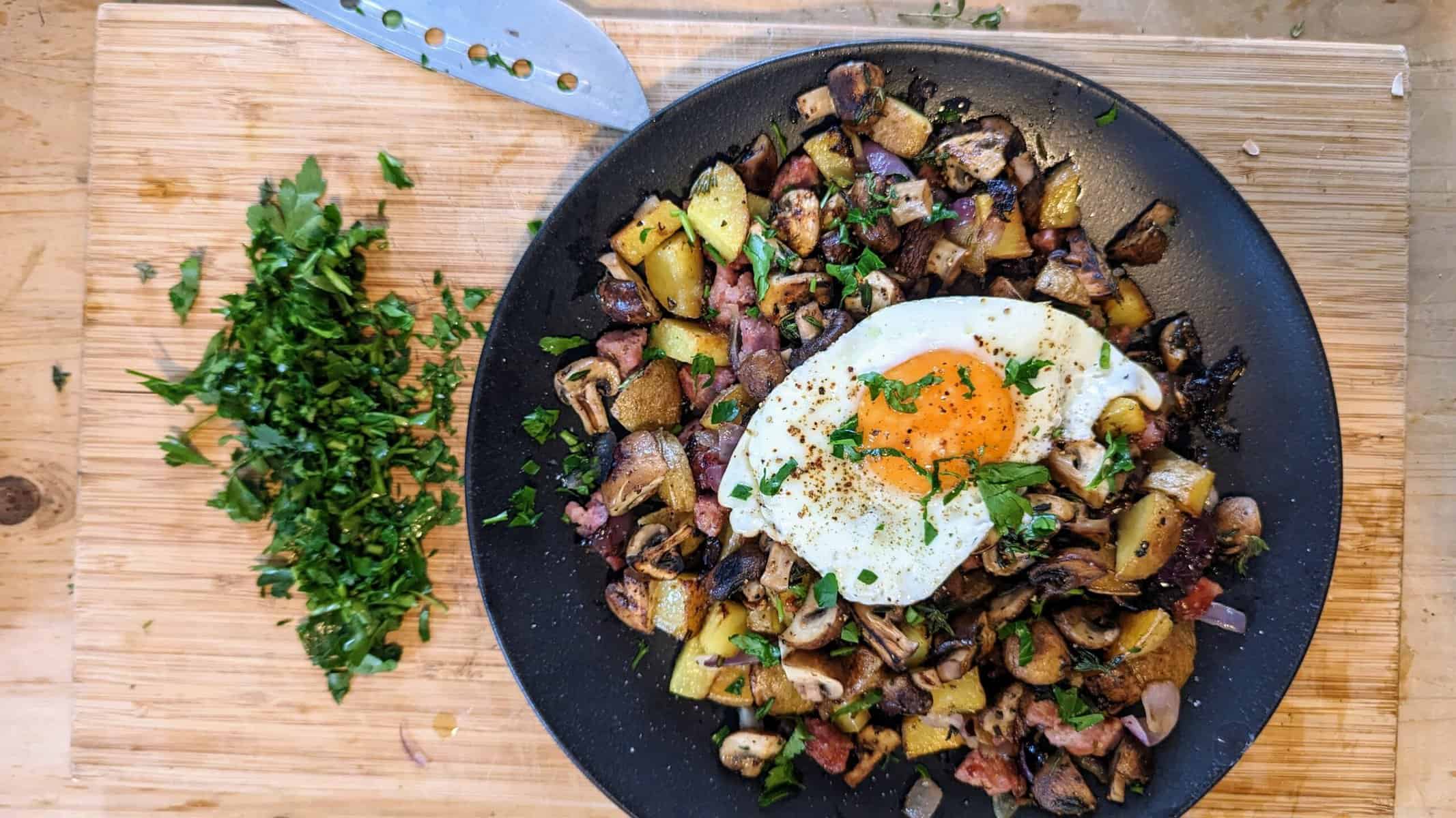 Salsiccia-Bratkartoffel-Pfanne mit Spiegelei und Champignons