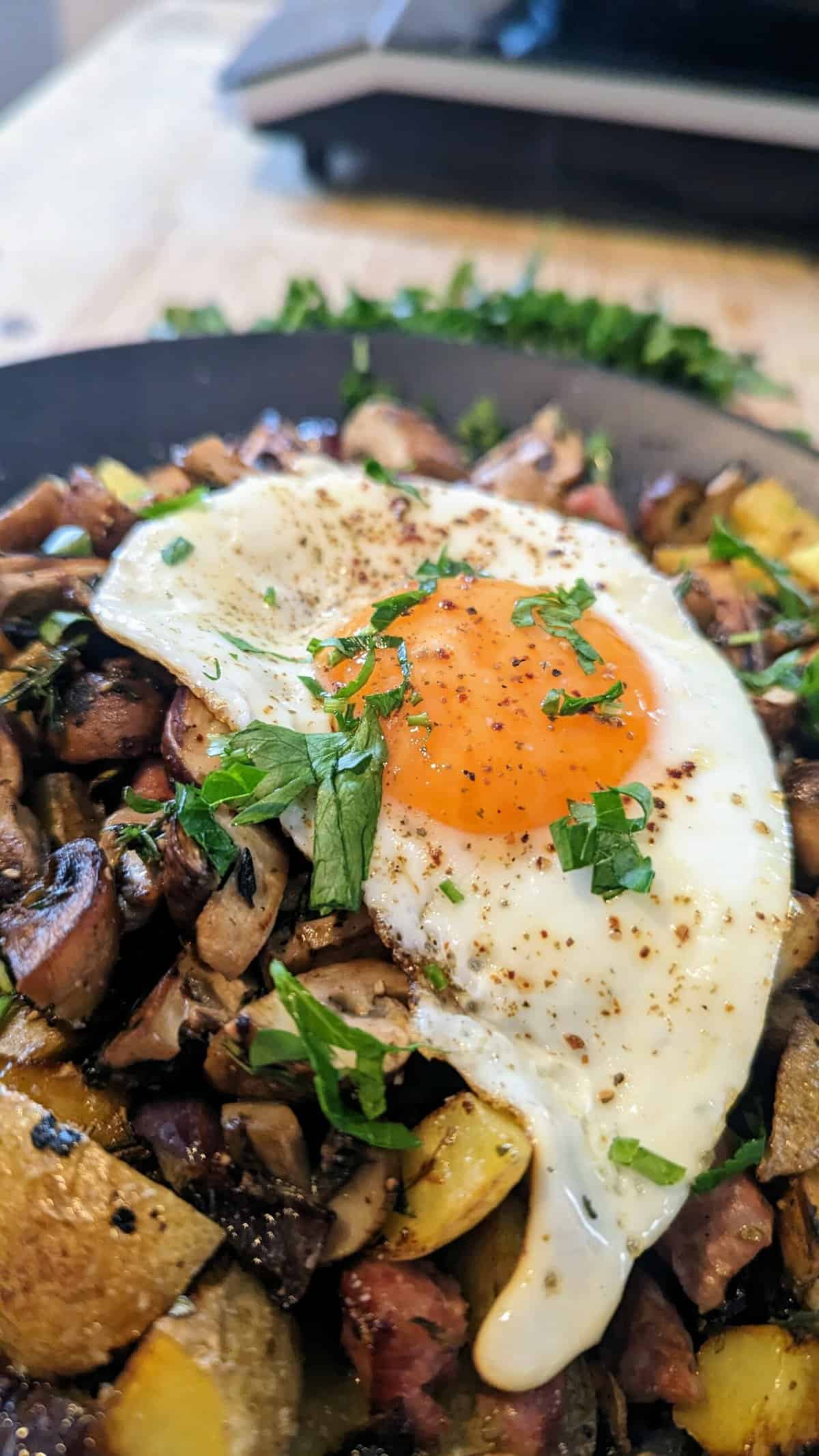 Salsiccia-Bratkartoffel-Pfanne mit Spiegelei und Champignons – Bild 2